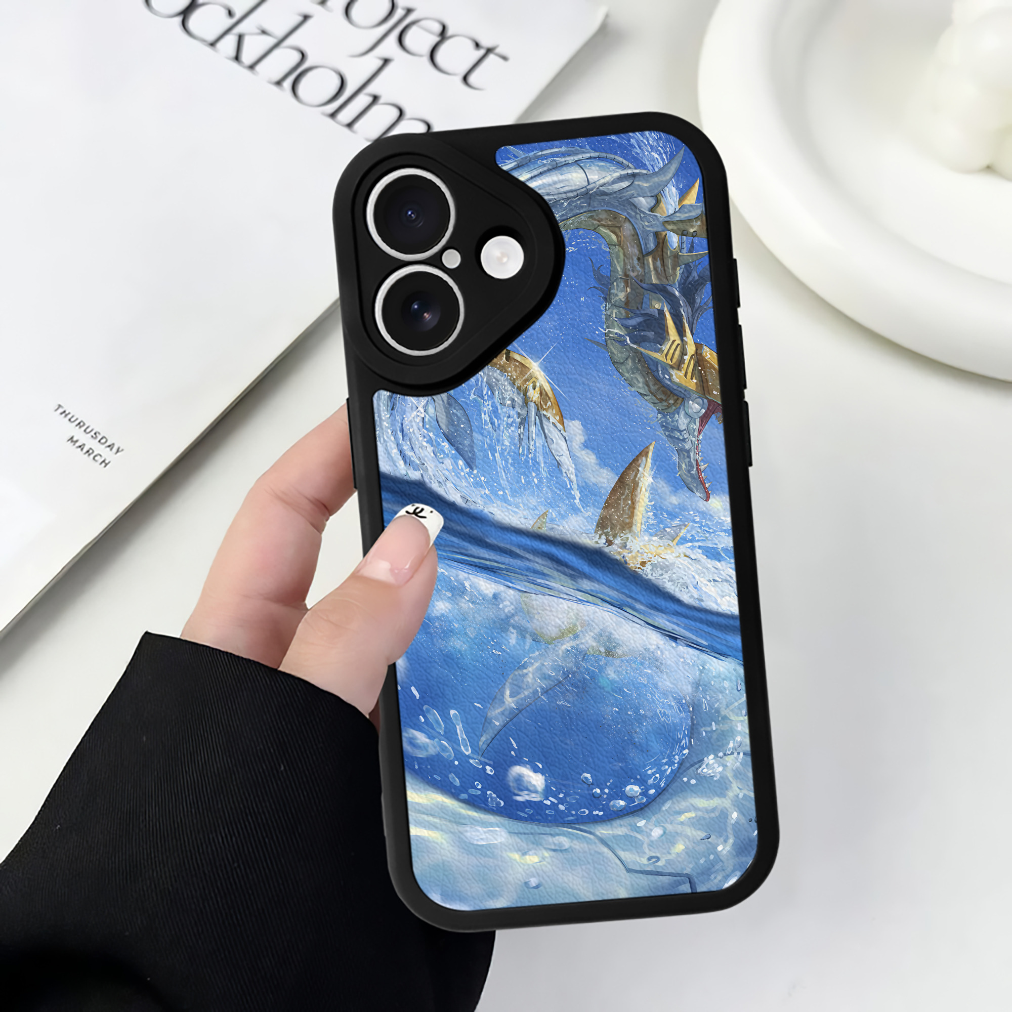 （画像用） Digimon デジタルモンスター/デジモン 【iPhone 16シリーズ対応】シリコンスマホケース（レザー調） 材質：シリコン